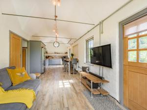 Televisyen dan/atau pusat hiburan di The Cottage High Wykehurst End