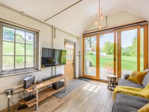 Televisyen dan/atau pusat hiburan di The Cottage High Wykehurst End