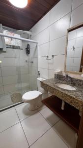 un bagno con wc e doccia in vetro di Para Vos y Porque Si a Morro de São Paulo