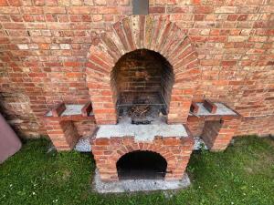 an outdoor brick oven in a brick wall at Gîte de Daniel in Huppy