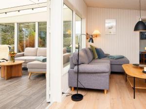グレーノにあるBeachside Oasis in Grena - By Traum Ferienwohnungenのソファとテーブルのあるリビングルーム +37枚の写真