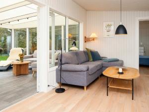 グレーノにあるBeachside Oasis in Grena - By Traum Ferienwohnungenのソファとテーブルのあるリビングルーム