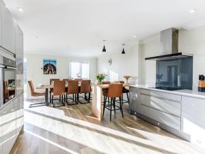 Η κουζίνα ή μικρή κουζίνα στο Driftwood House