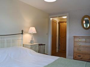 una camera da letto con un letto e un tavolo con una lampada di Wagtail Cottage a Foxton Altre 10 foto