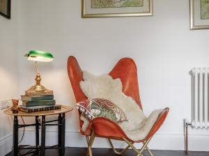 Ruang duduk di Spinney Cottage
