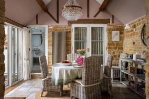 Posezení v ubytování Luxury Boutique Barn Hideaway Near Bourton with Hot Tub