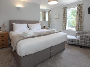 Un dormitorio con una cama grande con toallas. en Netherwood, en Bakewell