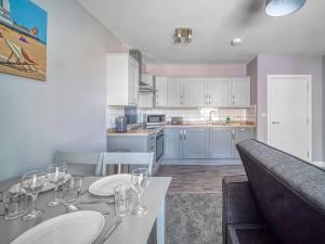 Kuchyň nebo kuchyňský kout v ubytování Apartment 2 The Pier - Uk31821