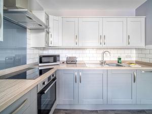 Kuchyň nebo kuchyňský kout v ubytování Apartment 2 The Pier - Uk31821