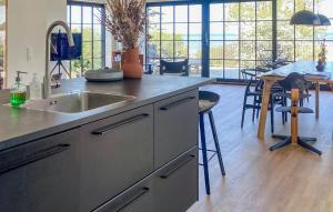 Kuchyň nebo kuchyňský kout v ubytování Awesome Home In Svaneke With Kitchen