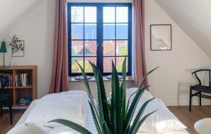 Postel nebo postele na pokoji v ubytování Awesome Home In Svaneke With Kitchen + 41 fotografií