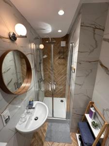BorkowoにあるCozy Bay Apartment - 15 minutes drive from the Old Townの洗面台とシャワー付きのバスルーム +23枚の写真