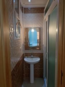 un piccolo bagno con lavandino e specchio di Appartement 3 chambres a Berkane Altre 15 foto