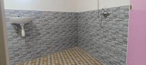a bathroom with a sink and a shower at Tetebatu Terrace Hostel in Tetebatu