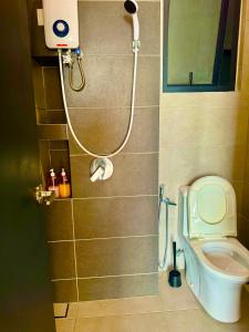 Jelutongにあるurban suites 3 bedroom 10pax a29のシャワーとトイレ付きの小さなバスルーム