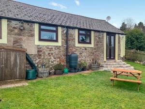 伍尔法迪斯沃西Birdsong Cottage的一间门前有长凳的房子 更多6张照片