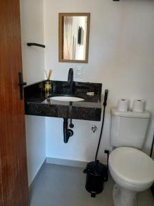 un baño con lavabo e inodoro en Kasadidani Suítes em Lumiar, en Nova Friburgo