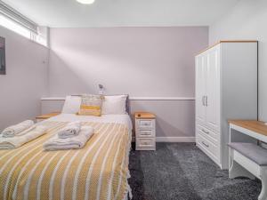 ein Schlafzimmer mit einem Bett mit Handtüchern darauf in der Unterkunft Apartment 3 The Beach Hut - Uk31822 in Great Yarmouth