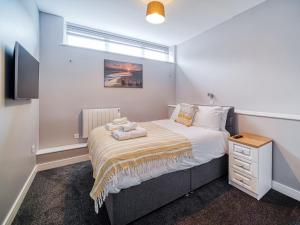 ein kleines Schlafzimmer mit einem Bett und einem Fenster in der Unterkunft Apartment 3 The Beach Hut - Uk31822 in Great Yarmouth