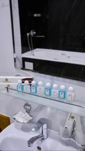 タシュケントにあるArt Dream Hotelの洗面台と鏡のあるバスルーム