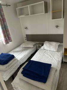 Ένα ή περισσότερα κρεβάτια σε δωμάτιο στο Camping Le vélodrome