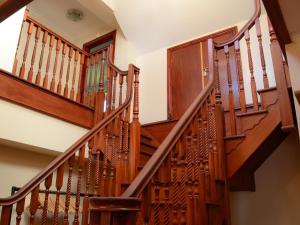 Bild einer Holztreppe in einem Haus in der Unterkunft Vijay Gardens in Glanamman