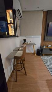 a room with a table and chairs and a television at Belíssimo Apartamento Aeroporto in Várzea Grande