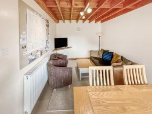 een woonkamer met een bank en een stoel bij Farmtoun Cottage in Forfar