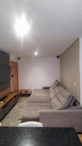 a room with a large bed and a flat screen tv at Belíssimo Apartamento Aeroporto in Várzea Grande