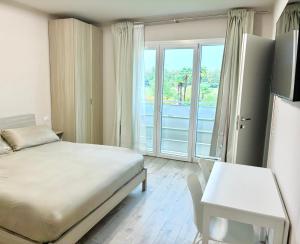 MestrinoにあるAgriturismo Oasi Silenteのベッドと大きな窓のある寝室