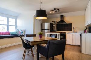 a kitchen and dining room with a table and chairs at Manoir Becancourt Hotel in Bécancour