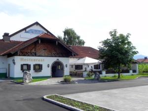 un bâtiment avec un panneau sur son côté dans l'établissement Hotel Oedhof, à Freilassing
