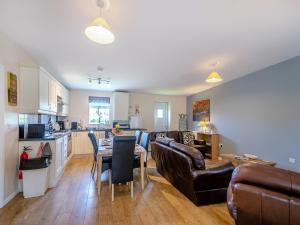 un salon avec un canapé et une table dans l'établissement Cowslip Cottage- W43122, à Goxhill