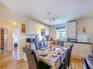 une cuisine et une salle à manger avec une table et des chaises dans l'établissement Cowslip Cottage- W43122, à Goxhill
