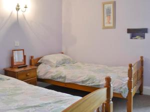 East DownにあるWheelwrightsのベッドルーム1室(ベッド2台、ドレッサー、鏡付) +8枚の写真