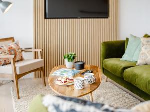 sala de estar con sofá verde y mesa de centro en Chi An Mor, en Charlestown
