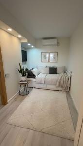 Un gran sofá blanco en una habitación con una alfombra. en Luxury Sea View Penthouse, en Herzliya 20 fotos más