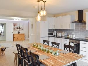 Dapur atau dapur kecil di Riverside Cottage - Uk32405