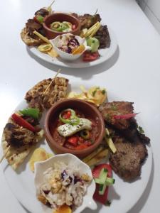 Dos platos de comida con diferentes tipos de comida. en Stone dream, en Polje 9 fotos más