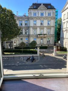 克拉科夫Hostel Uno-Only Comfort的从窗户可欣赏到大建筑的景色