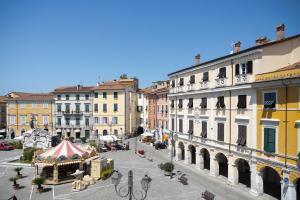 a view of a city street with buildings and a tent at MATTEOTTI ROOMS in Sarzana