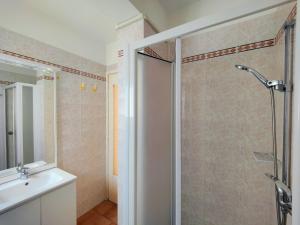 a bathroom with a shower and a sink at Villa Christina in Strandnähe in Grado +10 photos