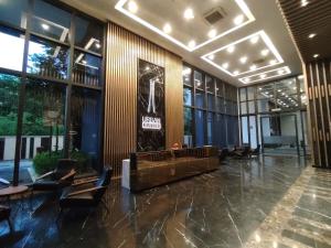 Jelutongにあるurban suites 3 bedroom 10pax a29のロビー(椅子付)、窓のある大きな建物 +134枚の写真