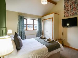 una camera da letto con un letto con due asciugamani sopra di Uk46555 - Ragleth a Church Stretton