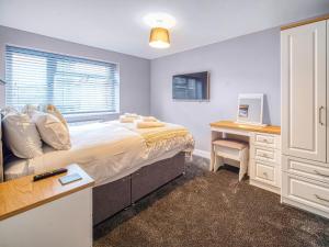 Un dormitorio con una cama y un escritorio con una computadora. en Apartment 1 The Boardwalk - Uk31781, en Great Yarmouth