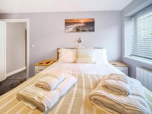 un dormitorio con una cama con dos almohadas. en Apartment 1 The Boardwalk - Uk31781, en Great Yarmouth