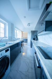 Kuchyň nebo kuchyňský kout v ubytování Bright & Airy 4x Bed House with Parking + 21 fotografií