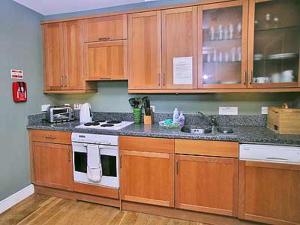 Η κουζίνα ή μικρή κουζίνα στο Marwhin Cottage - Swws +2 φωτογραφίες