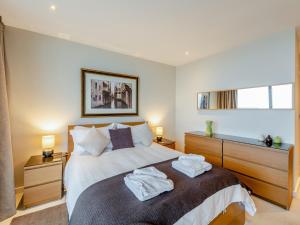 Un dormitorio con una cama con dos toallas encima. en Apartment 50, en Westward Ho