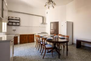 a kitchen with a table and chairs in a room at MATTEOTTI ROOMS in Sarzana